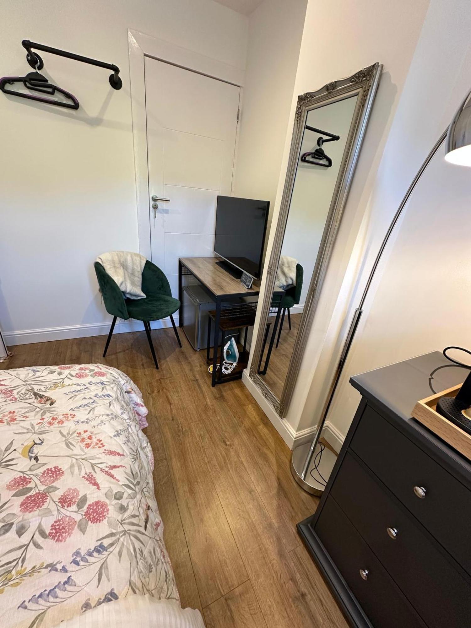 Stylish - Walk To Centre Apartment *