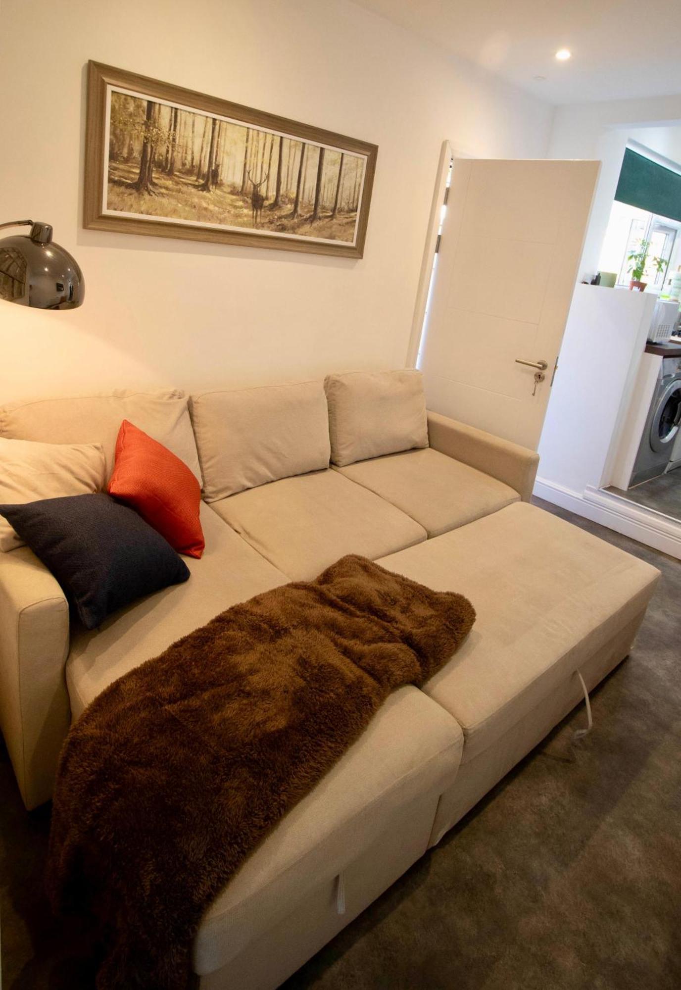 Stylish - Walk To Centre Apartment *